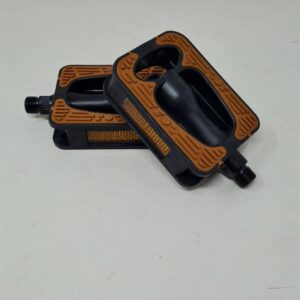 PEDALI_SPORT_RESINA_ANTISCIVOLO_MARRONI_BEMATRIX